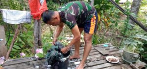 Warga Kagum, Anggota Satga TMMD Cucui Baju Sendiri