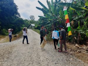 Warga Dan Satgas TMMD ke-110 Gotong Royong Mengangkut Sertu untuk Perbaiki Jalan yang Berlubang