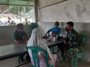 Berbaur Dengan Masyarakat, Personil Satgas TMMD Kodim 1206/PSB Tetap Terapkan Prokes