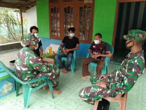 Saling Tukar Informasi, Satgas TMMD Kodim 1206/PSB Komsos Dengan Tokoh Masyarakat