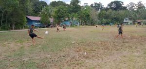 Suasana Akrab Satgas TMMD Dengan Warga Saat Olahraga