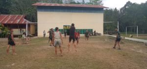 Jaga Fisik Satgas TMMD Olahraga Bersama Masyarakat