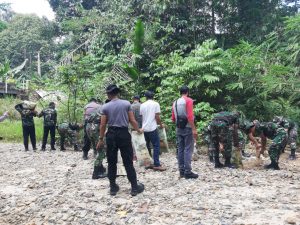 Hari Kedua TMMD Ke-110 Kodim 1206/PSB, Masyarakat Antusias Bergotong-Royong Membantu Penimbunan Badan Jalan