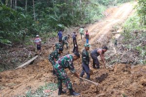 Hari Kedua TMMD Di Desa Hulu Pengkadan, Anggota TNI Mulai Beraksi