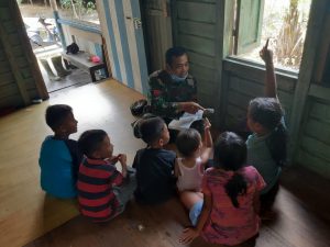 Satgas TMMD ke-110 Kodim 1206/PSB, Bantu Anak Sekolah Belajar di Rumah