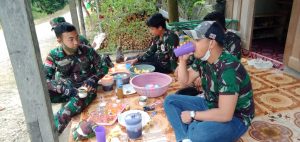 Komsos kunci keakraban satgas TMMD KODIM 1206/PSB dan warga