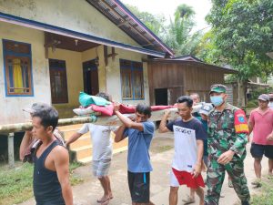 Babinsa Di Lokasi TMMD Ke 110 Kodim 1206/Putussibau Mengawal Warga yang Sedang Di Evakuasi