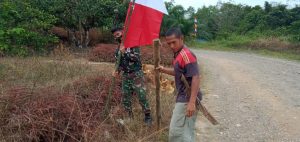 Anggota satgas TMMD Kodim 1206/PSB pasang Umbul-umbul