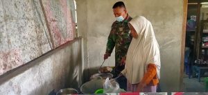 Dukung TMMD Ke 110 Kodim 1206/PSB, Ibu-Ibu Terus Bantu Satgas Memasak
