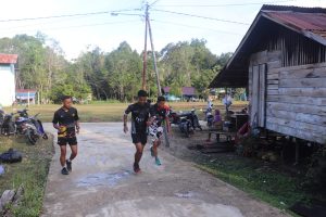 Jaga Fisik Personil Satgas TMMD Ke 110 Kodim 1206/PSB Laksanakan Lari Sore