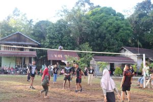 Remaja Putri Desa Hulu Pengkadan Olahraga Bersama Dengan Personil TMMD Ke 110 Kodim 1206/PSB