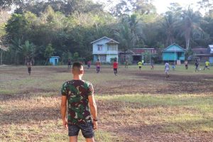 Sepak Bola Olahraga Rutin Personil TMMD ke 110 Kodim 1206/PSB Di Desa Hulu Pengkadan