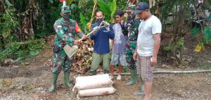 Warga Terima Bantuan Materil Pembuatan Leding Air Dari Personil Satgas TMMD ke 110 Kodim 1206/PSB