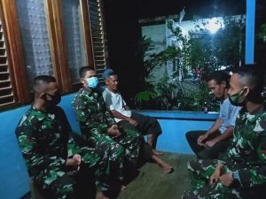 Ciptakan Rasa Kebersamaan, Personil Satgas TMMD ke 110 Kodim 1206/PSB Anjang Sana Ke Rumah Warga