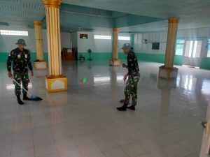 Personil Satgas TMMD ke 110 kodim 1206/PSB Mebersihkan masjid