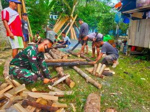 Satgas TMMD 110 KODIM 1206/PSB membantu menyiapkan pernikahan warga