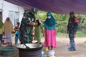 Penuh Kekeluargaan, Warga Siapkan Makan Siang untuk Satgas TMMD