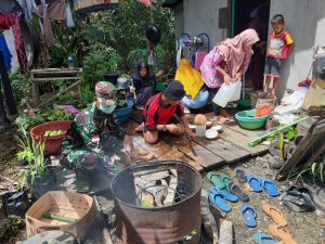Begitu Akrab, Satgas TMMD ini Juga Membantu Warga Masak Di Dapur