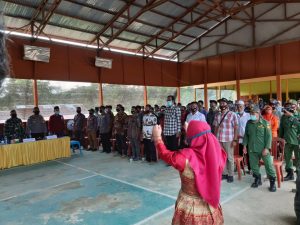 TMMD ke-110 Warga sambut Kehadiran Komandan Kodim 1206/Psb dan Bupati Kapuas Hulu