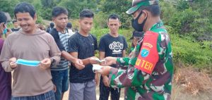 Dorong Warga Patuhi Protkes, Satgas TMMD 110 Kodim 1206/PSB  Bagikan Masker Gratis
