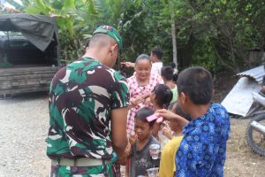 Satgas TMMD 110 Kodim 1206/PSB, Bentuk Tali Asih Berbagi jajan Dengan Anak-anak.