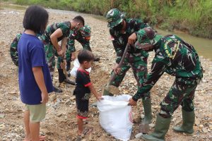 Semangat Anak-Anak Melihat Personil Satgas TMMD Ke 110 Kodim 1206/PSB Saat Bekerja