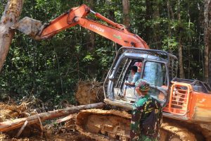 Dua Alat Berat Terus Bekerja Untuk Percepatan Kegiatan TMMD Ke 110 Kodim 1206/PSB