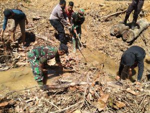 Satgas TMMD 110 Kodim 1206/PSB Bersama Masyarakat Bersihkan Gorong Gorong