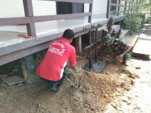 Satgas TMMD Kodim 1206/PSB Membantu Sekolah Pembuatan Tempat Sampah
