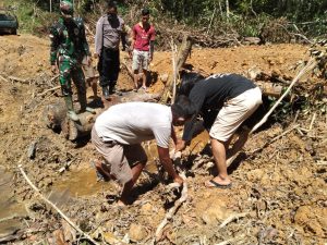 Satgas TMMD Kodim 1206/PSB Membersihkan Saluran Air