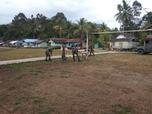 Personel Satgas TMMD Bersihkan Lapangan Bola Voli