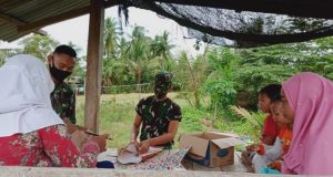 Satgas TMMD Kodim 1206/ Psb Perkenalkan TNI Kepada Anak-Anak