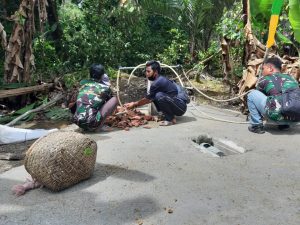 Wujud Kedekatan Anggota Satgas TMMD Ke-110 Dengan Warga Titin Kemantan
