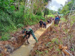 Cegah Banjir,Satgas Tmmd 110 Kodim 1206/Putussibau  Gerakkan Warga Buat Aliran Sungai