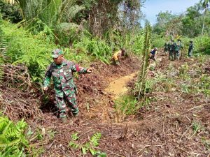 Satgas Tmmd 110 Kodim 1206/PSB Mengajak Warga Buat Aliran Sungai