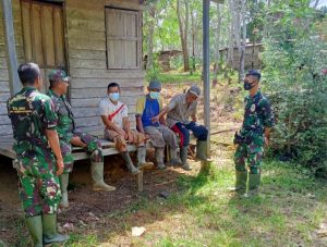 Komsos di Sela-Sela Istirahat Kegiatan, Anggota Satgas TMMD dan Warga Bercengkrama di Lokasi Sasaran Fisik