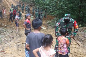 Dandim 1206/Psb Ajari Bocah Titin kemantan lagu Kebangsaan Indonesia Raya