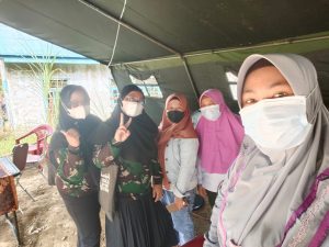 Semangat Ibu-ibu Berpartisipasi Dalam TMMD Ke 110 Kodim 1206/PSB