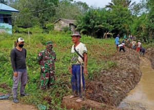 Kemanunggalan, TMMD ke 110 Kodim 1206/PSB Gelar Karbak Saluran Air