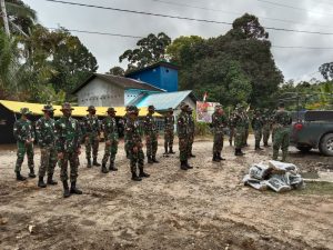 Danramil Berikan Arahan Kepada Personil Satgas TMMD Ke-110 Kodim 1206/PSB Sebelum Memulai Pekerjaan