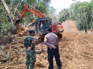 Danramil Bersama Babinkatimas Dalam Program  Tmmd ke 110 Kodim 1206/Putussibau Mengecek Alat Ke Lokasi