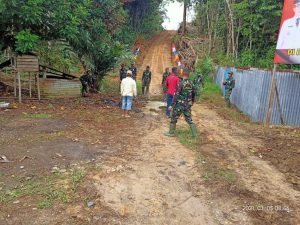 Penimbunan Jalan Berlobang Satgas TMMD-110 Kodim 1206/PSB Bersama Masyarakat