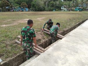 Satgas TMMD Kodim 1206/PSB Membantu Masyarakat Pembuatan Jembatan Titian
