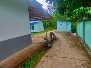 Satgas TMMD ke 110 kodim 1206/PSB bersihkan Saluran Air Di Masjid