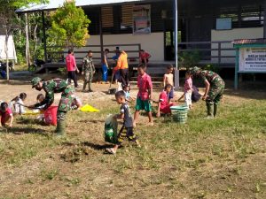 Anggota Satgas TMMD ajarkan Kepada Anak-anak dan Pemuda Untuk Peduli Akan Lingkungan
