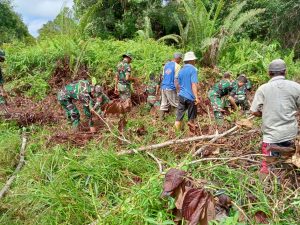 Anggota Satgas Dan Warga Bersihkan lingkungan di Lokasi TMMD