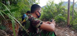 Keunikan Anggota Satgas TMMD Regtas 110 Kodim 1206/PSB, Mencari Sinyal di Bukit Dusun Tintin Kemantan