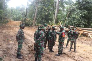 Dandim Terus Berikan Semangat Di Lokasi TMMD Kepada Personil Satgas TMMD Ke 110 Kodim 1206/PSB