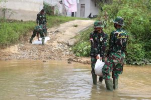 Satgas TMMD ke 110 Kodim 1206/PSB Inisiatif Timbun Jalan Berlubang Menuju Jalan Desa