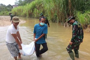 Bahu membahu dan berbaur menjadi satu adalah bentuk kedekatan anggota Satgas TMMD Ke 110 Kodim 1206/PSB